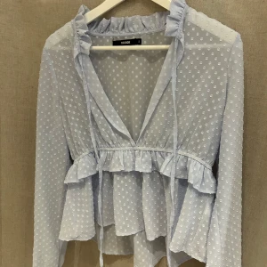 Blus💙 - Jättefin blå blus från bikbok! Ser ut som ny och aldrig använd. Skriv om du vill ha fler bilder❣️