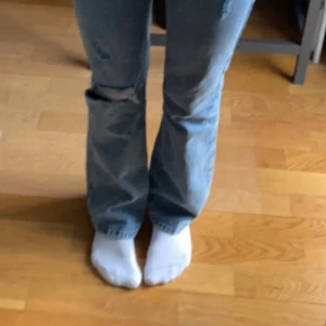 bootcut jeans - jättefina blå jeans, säljer då de är för små för mig. köpta för 399. kontakta mig innan du trycker på köp nu💘