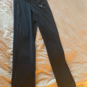 Träningskläder  - Säljer dessa träningstightsen från casall🖤