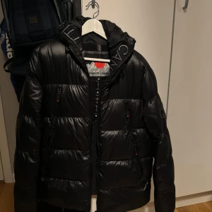 ZAVETTI CANADA JACKA  - Använd en vinter kanska lite  Köpt från zarlando för 1500 förra vintern  Pris kan diskuteras 