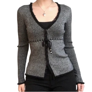 Glittrig Kofta - Vintage kofta med spetsdetaljer och glittrigt tyg. Väldigt stretchig. Med band som går att knyta åt midjan. Skriv om fler bilder 💗 (bilderna e lånade från förra säljare)