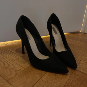 Klackar från Nelly - Köpte dessa från en tjej som använt dom någon gång bara. De passade ej mig därav säljer jag dom vidare. Hon tog mycket bra hand om dom. Jag har även förvarat dom mycket tryggt. 😊