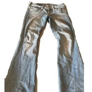True religion jeans - Lågmidjade true religion jeans i stil ”joey” är w31 fast små i storleken!Säljer endast då tvätten inte riktigt är i min smak💗 kontakta mig innan du trycker på köp nu!🥰