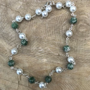 Halsband  - Vacker silver halsband av tree-agat och vita glaspärlor🍃💎