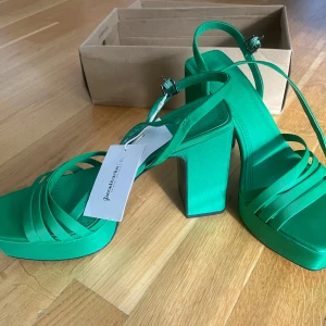 Gröna sandaler med klack från Glamorous - Säljer ett par supertrendiga gröna sandaler från Glamorous. De har en hög klack och flera smala remmar som ger en snygg look. Perfekta för sommarens alla fester! De är helt nya och kommer i originalförpackning.