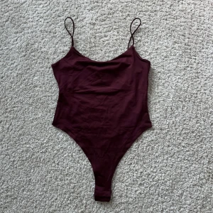 Body - Säljer denna oanvända stringbody från H&M i en jättefin vinröd färg!❤️ Helt slutsåld 