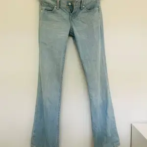 Köpte dessa jättefina jeans här på Plick men var tyvärr för små. Midjemått 36 cm rakt över och innerbenslängd 80 cm. Har aldrig använts endast tvättats en gång. Sista bilderna är från tidigare säljare. 💗