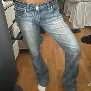 Victoria Beckham jeans - Skit snygga Victoria Beckham jeans 🩷säljer då dom är alldelses för stora! Har ett hål mellan benen som har syts igen!💕skriv för mått och fler bilder🌸