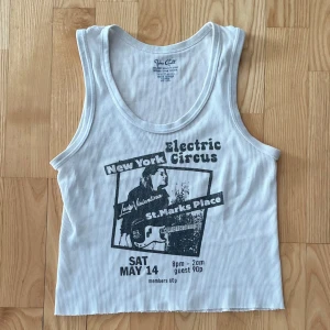 Brandy melville linne - Lätt nopprig nertill, utöver de fläckfri.
