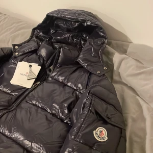 Vinterjacka - Säljer min jacka i mörkblå köpt från plick på grund av storlek, 2/m. Skriv vid fler bilder!