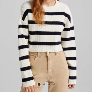 Randig croppad tröja från Bershka - Säljer en randig tröja från Bershka i storlek S. Den är vit med marinblåa ränder och har en croppad passform. Mycket bra skick.