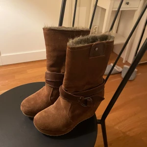 Vinterskor med klack  - Bruna boots med klack och med päls innuti, perfekta för vintern. Storlek 37 och sanningsenligt storleksmässigt. 