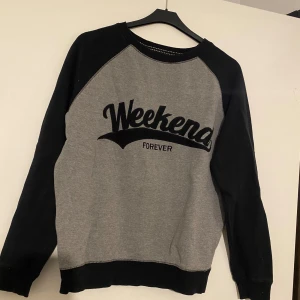 Sweatshirt med tryck - Svart och grå tröja i storlek xs. Något tjockare materialet. Bara använd ett fåtal gånger
