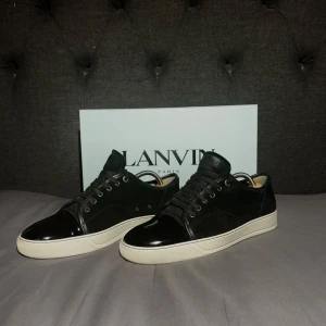 Lanvin - Hej Jag säljer mina lanvins från nk för att jag vill testa på nått nytt. Väldigt bra skick. Man får med låda,dustbags,extra snören och kvitto. Nypris 5200kr mitt pris 3999kr priset är inte fast i sten. Tveka inte om att höra av dig om fråga.