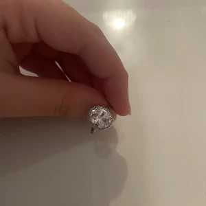 Äkta silverring  - Äkta silverring, som dock har tappat lite diamanter på sidorna och är lite böjd. Funkar dock fortfarande och är väldigt fin💗 hämtas upp i Högdalen 