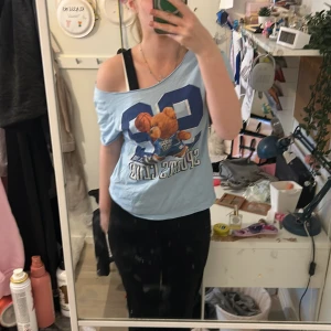 Of shoulder t shirt  - Ofc shoulder t shirt, andvänd 1 gång, går bra och andvända som tränningströja men också som en vanlig t shirt 