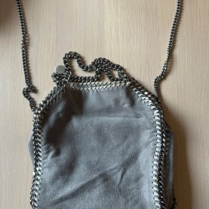 Stella McCartney väska ”the falabella” i mini - Äkta Stella McCartney väska i mini model, tecken på användning men fortfarande i bra skick! Har tyvärr ej kvar dustbag 