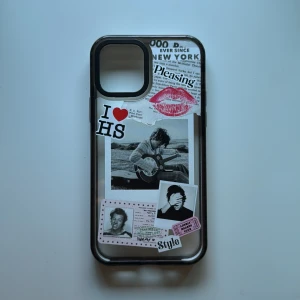 Harry Styles mobilskal  - Säljer denna fina Harry Styles mobilskal då den inte kommer till användning! Har använt den väldigt lite och därför ser den helt ny ut och har inga skadar. Köpte den från Indivisual för 400 sek. (PRIS KAN GÄRNA DISKUTERAS!!!)