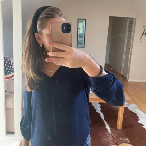 Marinblå blus  - Säljer denna supersnygga marinblå blusen i storlek S. superfin men används inte längre. Kom privat för funderingar eller andra frågor 💓💓💓