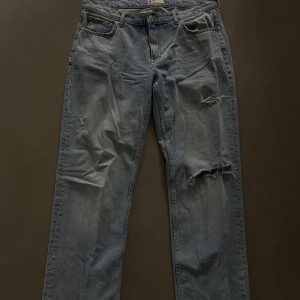 JEANS - Raka ljus blåa jeans från Gina, lågmidjade med lite slitningar. I ny skick. 