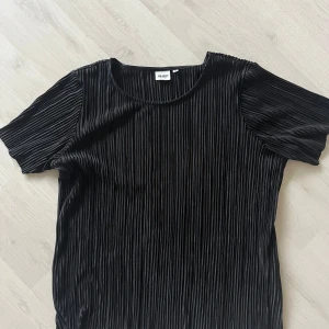 Ribbad svart t-shirt  - Använder aldrig längre! Coolt mönster och jätteskönt material🥰