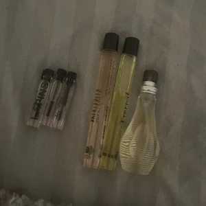 nya parfymer  - Nya parfymer (3 tester), två av dom är roll on parfymer och i dofterna tropical sun och spartani lady. Luktar super gott men har flera så därför säljer jag dessa 🤍