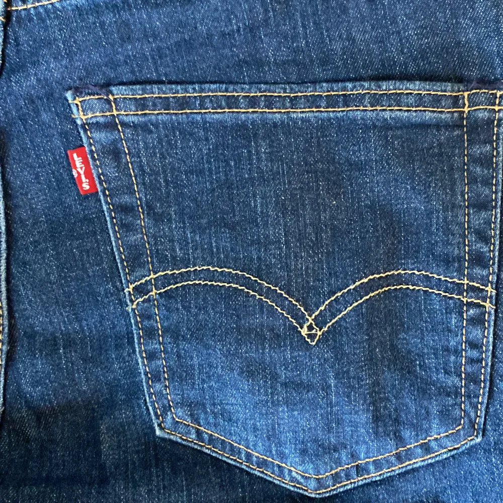 Säljer ett par snygga Levi's Premium jeans i klassisk blå denim. De har en normal passform med raka ben och är i nyskick. Jeansen har de ikoniska bakfickorna med den välkända Levi's-stygnsdetaljen. Perfekta för både vardag och fest!. Jeans & Byxor.