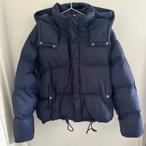 Marinblå dunjacka - Super gosig och tjock jacka ifrån tiger of sweden. Köpt på Vinted men tyvärr för stor för mig. Fint skick Nypris ca 2000kr!
