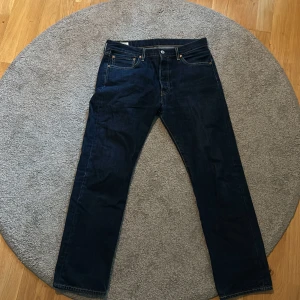 Levis 501 - Ett par Levis jeans 501 mörkblå perfekt nu till hösten Inge defekter på dem  Pris kan gärna diskuteras!