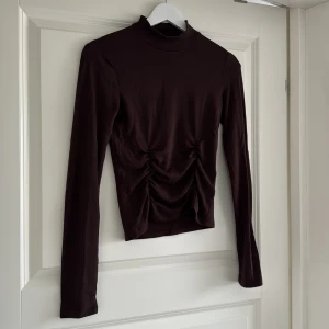 Brun tröja  - Lite nopprig 