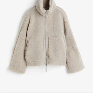 Hm Teddy jacka i pile - Jättefin slutsåld pile jacka från hm i beige. Endast använd ett fåtal gånger förra vintern/våren, perfekt nu till hösten!!