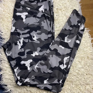 Leggings  - Det är ett par leggings men kan också användas som mjukisbyxor. Dom är inte använda mycket kanske runt 3 gånger. De är i mycket bra skick.