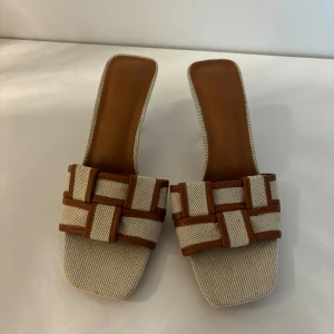 Klackar - Super snygga bruna klackar som aldrig kommut till använding då dem är lite för små dem är storlek 39 och jag har mellan 39-40 skulle rekomendera att köpa om ni har 38-39