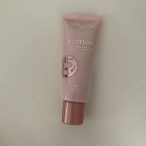 loreal lumi glotion highlighter  - öppnad och använd endast vid 2 tillfällen! har endast applicerat på handen 💗 köptes för ca 2 veckor! använd gärna köp nu 💗