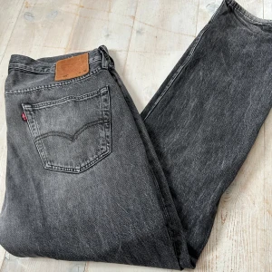 Svarta Levis 501 - Svarta Levis 501 i bra skick, finns lite slitningar längst ner. Hör av er vid frågor/eller mer bilder.😀