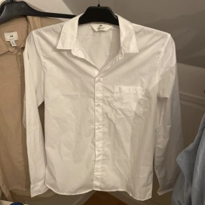 Vit skjorta  - En riktigt stilig skjorta som har använts 3 gånger typ. Riktigt fräsch 10/10 🔥