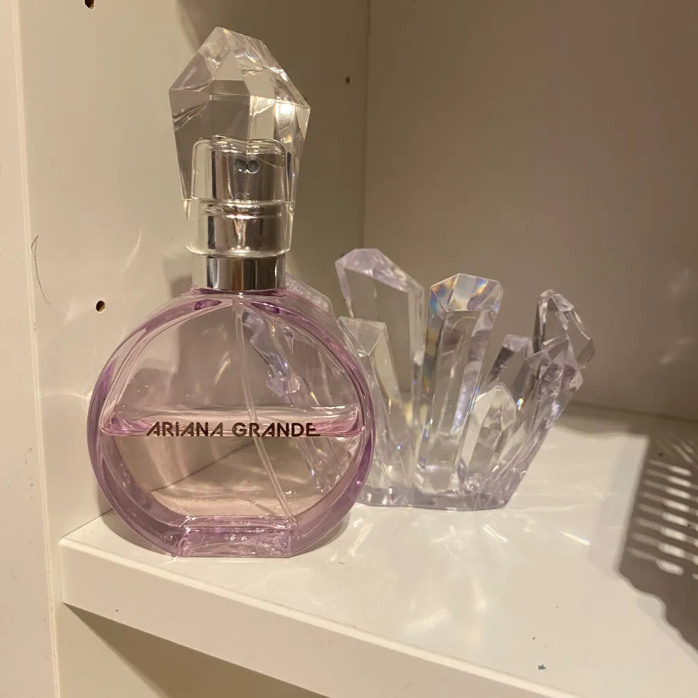Säljer min Ariana Grande R.E.M parfym där det finns ungefär 40% av parfymen kvar (se bild) Köpt för 525 kr inne på kicks men säljer för 150 . Perfume.