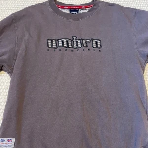 Sweatshirt - Sweatshirt från umbro essentials!  Bra skick, skriv för fler frågor🤍
