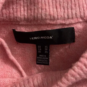 Stickad  - super söt stickad tröja, lite nopprig annars bra skick