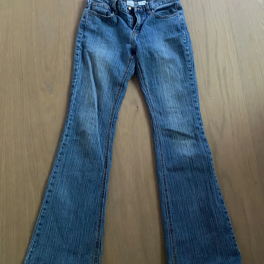 Superfina jeans i mycket bra skick!💕 Midjemåttet är 36cm och innerbenslängden är 80cm. . Jeans & Byxor.