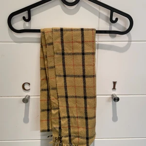 Halsduk  - Snygg burberry halsduk. Säljer eftersom jag inte använder den längre.