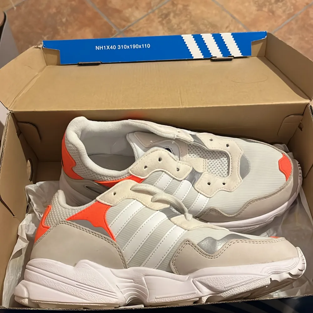 Tränings skor från Adidas o använda. . Skor.