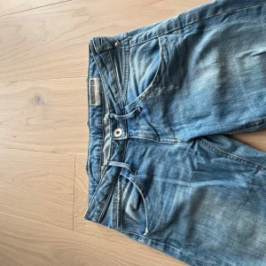 Low Waits jeans - Skit snygga low waist jeans!💘✨Dom är i storlek 26/27! Dom är inte skinny men dom är inte bootcut heller. Dom är liksom mer raka! Skit snygg!🥰Använt ett fåtal gånger, inga defekter eller likande.