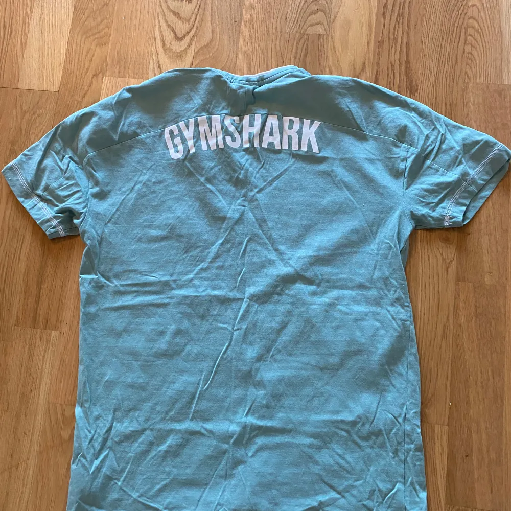 T-shirt från gymshark i storlek xs. Köpt på killavdelningen. Är lätt oversized på mig som har s/m. Fint skick!. Sportswear.