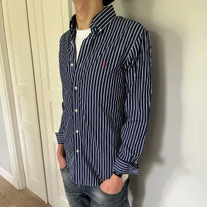 Ralph lauren skjorta - Jättefin Ralph lauren skjorta i top skick. Modellen på bilden är 180cm. Skriv vid fler frågor eller funderingar!