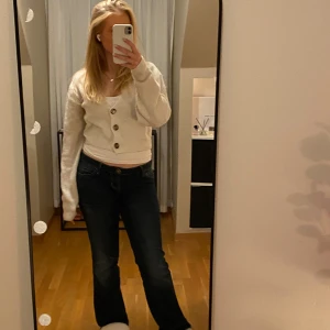 Vit stickad kofta - Snygg vit stickad tröja med knappar. Den är lite nopprig och har ludd men det går att ta bort. Hör av er vid frågor❤️