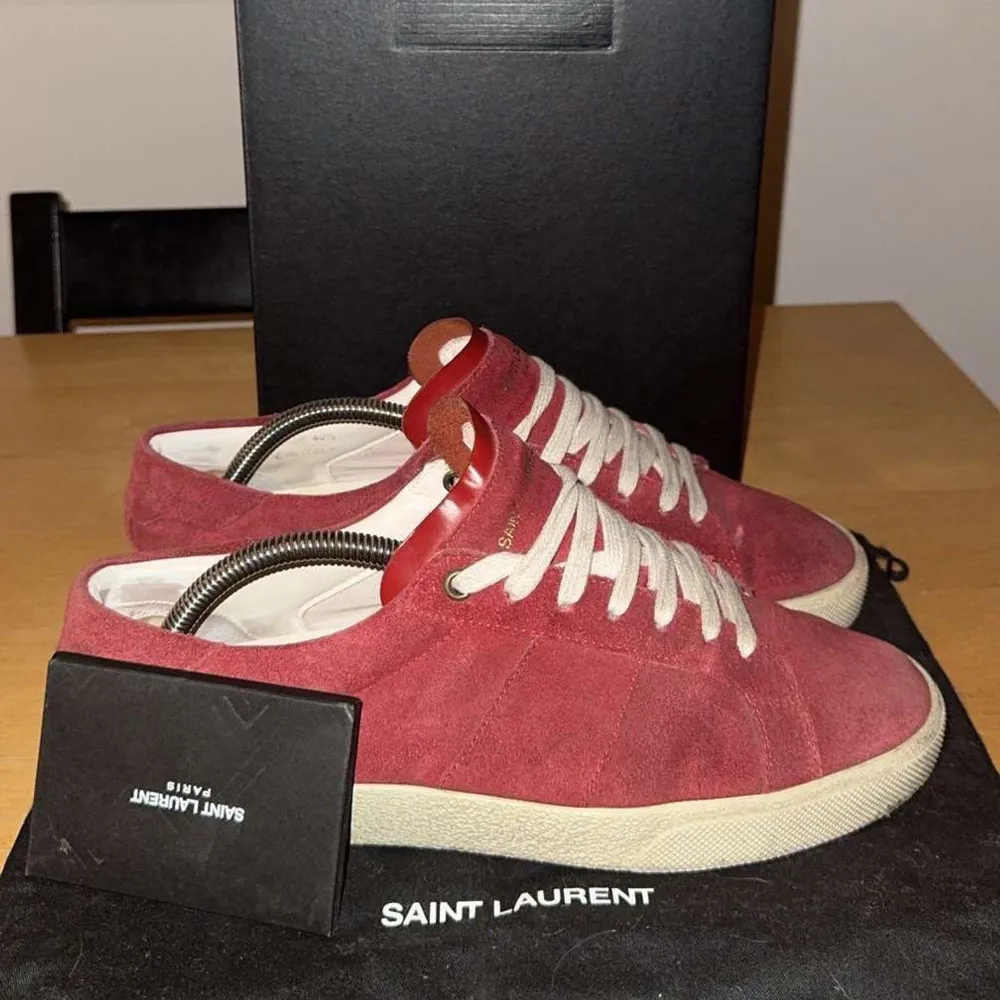 YSL skor för endast 2049kr! *Nypris: 7000kr | storlek 40,5 men passar både 40 och 41 | DM vid ytterligare funderingar!. Skor.