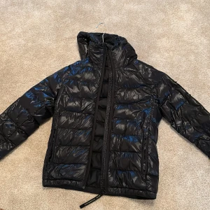 Peak performance jacka - Bra skick förutom en liten lagning på armen men inget man tänker på och håller tätt!