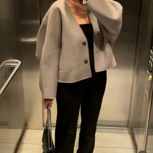 Zara jacna - Säljer denna jackan från Zaras kollektion förra året. Den är ull och håller dig varm hela hösten🍂🍂 passar allt från XS-M. KÖP DIREKT FÖR 1500, går inte ner i pris. 