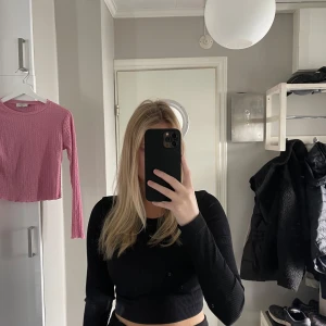 Kroppad svart topp - Kroppad svart topp aldrig använd storlek s